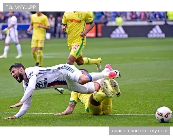 特写：南特门将一次大范围出击解围背后的全队跑动协同指令