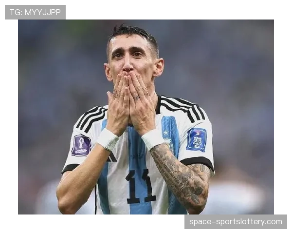 梅西替补席凝视美洲杯奖杯，赛后与迪马利亚相拥落泪